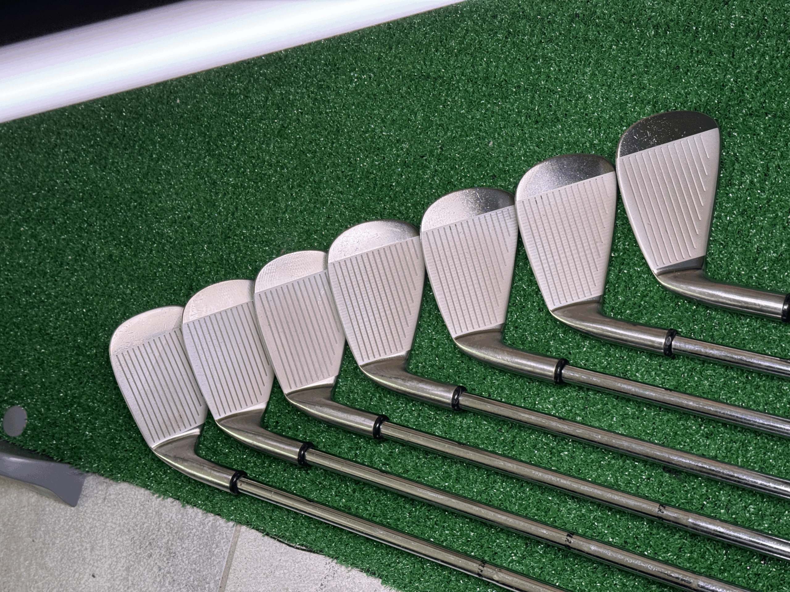 Frisch gereinigtes Golfset – Schlagflächen wie neu
